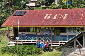 PLN nyalakan listrik sekolah terpencil di Sulbar lewat inovasi SuperSUN