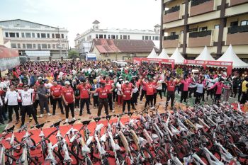 Ribuan masyarakat meriahkan jalan santai Hari Bayangkara di Gowa