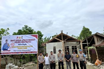 Polres Morowali bagikan sembako dan bedah rumah peringati Hari Bhayangkara