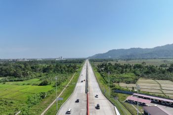Sebuah bus alami kecelakaan tunggal di Tol Padang-Sicincin
