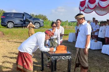 Bupati Jembrana melantik pejabat baru di sawah
