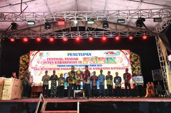 Tasik Payawan kembali juara umum FTIK Ke-IX Katingan 2025