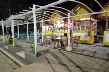 Pengunjung Pantai Ampenan Mataram capai 1.500 orang di akhir pekan