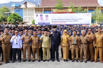 Serahkan SK PPPK, Wako Fadly ingatkan soal dedikasi dan profesionalisme