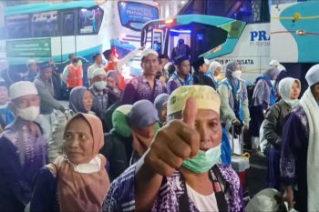 Lepas dari konflik Iran-Israel, kloter 43 Banyuwangi akhirnya tiba