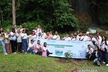 Srikandi PLN UP3 Luwuk tanam pohon di lokasi wisata peduli lingkungan