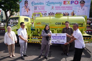 Bandarlampung terima bantuan mobil sedot tinja dari Bank Lampung
