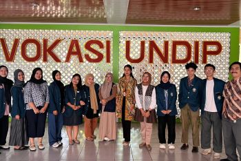 Prodi Informasi dan Humas SV Undip Gelar Visiting Professor