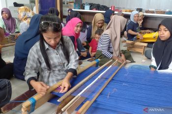 Pemkot latih 40 penenun untuk lestarikan kain tenun khas Kendari