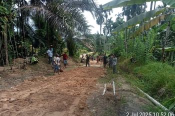 Warga Agam perbaiki jalan rusak secara swadaya agar akses lancar (Video)