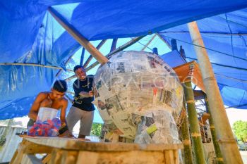 Pembuatan tabuik di Pariaman