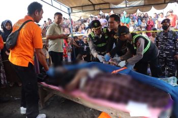 Tim Dokpol Polda Bali periksa kesehatan korban selamat KMP Tunu Pratama Jaya