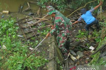 Kodim Tapin bersihkan sungai di wilayah padat warga