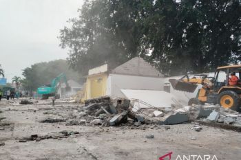 Pemkab Karawang tertibkan bangunan di sisi rel untuk dibangun ruang terbuka hijau