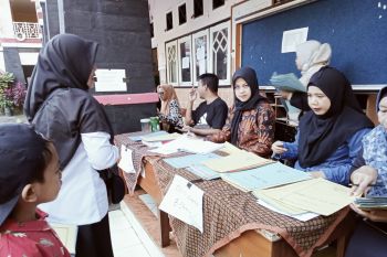 Sekolah di Mataram diminta bantu seragam bagi siswa tidak mampu