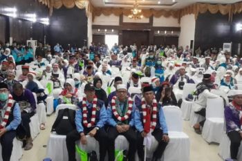 Akhir Perjalanan Suci: Jemaah Haji Solok disambut keluarga dan pejabat daerah