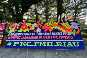 Cipayung Plus kirim karangan bunga ke DPRD Riau, Desak bentuk pansus usut defisit