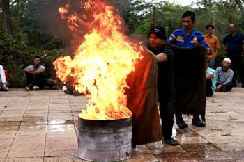 Pemkab Tanah Datar adakan pelatihan pemadaman api untuk petugas kantor