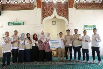 Hadir untuk rakyat, PLN berikan beasiswa pada siswa berprestasi di Bukittinggi