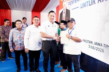 Menko AHY dan Wamen Ossy serahkan langsung sertifikat masyarakat Kabupaten Pacitan