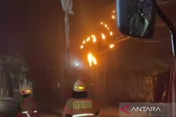 Kabel udara terbakar di Jalan Semanan Raya Jakarta Barat