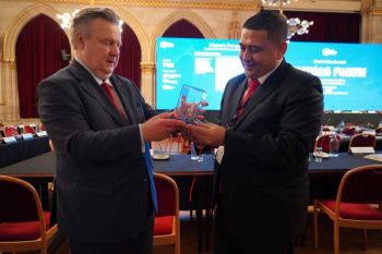 Wali Kota Makassar serahkan miniatur Pinisi ke Wali Kota Vienna Austria