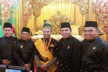 Gubernur Riau dianugerahi gelar adat Datuk Seri Setia Amanah oleh LAMR