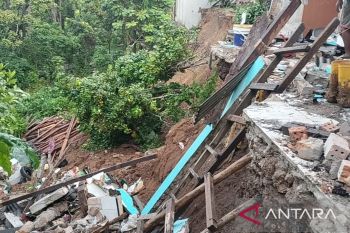 Dua rumah warga di OKU Sumsel diterjang longsor