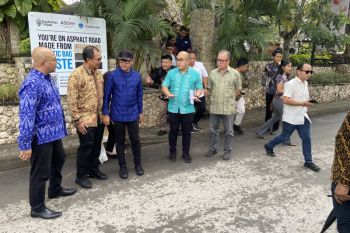 Kemendagri ajak swasta buat kajian aspal plastik buat jalan daerah