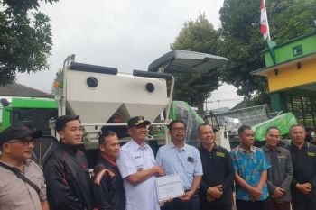 Pemkab Tulungagung salurkan bantuan alsintan untuk tiga kelompok tani