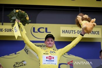 Pembalap sepeda Mathieu Van der Poel rebut puncak klasemen umum Tour de France