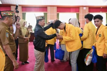 Gubernur Kalteng bekali mahasiswa KKN dengan bantuan sembako