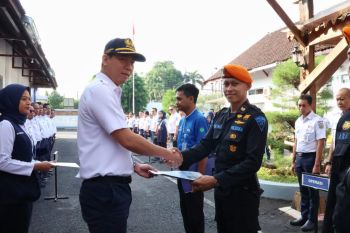 KAI Daop 6 Yogyakarta berikan penghargaan kepada petugas yang kembalikan HP penumpang yang tertinggal