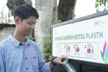 PLN Kalselteng donasikan tempat sampah botol plastik