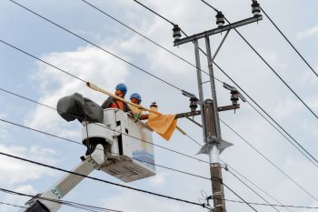 Yuk kenali yang mana kabel dan tiang di tepi jalan milik PLN