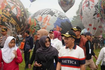 Mbak Iin tertarik balon udara ikut terbang di Tegal