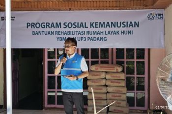 Direktur Retail &amp; Niaga PLN hadir serahkan bantuan YBM untuk rehabilitasi rumah keluarga pensiunan di Padang Pariaman
