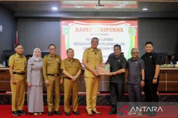Wabup Muzamil serahkan ranperda LPP APBD 2024 ke DPRD Meranti