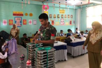 Babinsa bagikan 'Makanan Bergizi Gratis' ke sejumlah sekolah