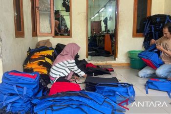 Jelang tahun ajaran baru, produksi tas di Kadugenep Serang melonjak