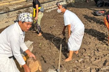Dari lumpur ke kesadaran: Aksi bersih-bersih Pura dan makna spiritual di tengah banjir Mataram