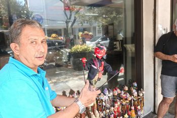 Kerajinan wayang golek di Jalan Braga tembus ke Belanda
