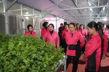 Bhayangkari beri bantuan alat pertanian optimalkan program P2L