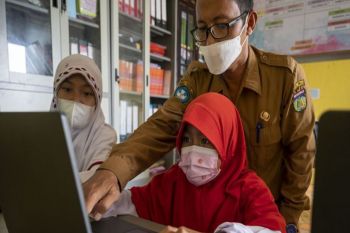 Disdikbud Parimo berikan bantuan operasional untuk 71 SD