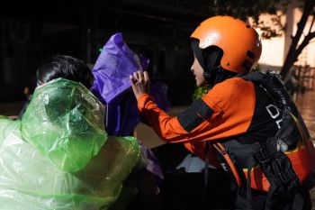 Banjir melanda Jabodetabek, DMC Dompet Dhuafa bantu evakuasi warga