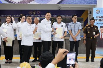 Serahkan 160 sertifikat tanah kepada Pemda dan Masyarakat Sulteng, Wamen Ossy tekankan bentuk komitmen negara hadirkan kepastian hukum