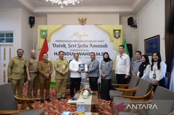 Plt Kakanwil Kemenkumham Riau Serahkan Rekomendasi Evaluasi Perda ke Gubernur