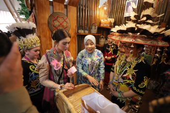 Tertarik dengan Podium Terbuat dari Rotan, Istri Wapres Singgahi Stan Dekranasda Malinau