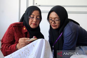 Warga binaan Lapas Perempuan Pontianak belajar membatik