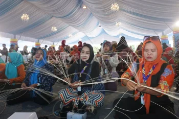 Demonstrasi menganyam rotan di Balikpapan